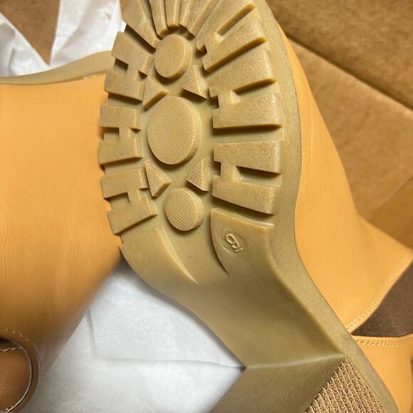 Women's Block Heel Slip-On Chelsea Boot with Lug Sole - Picture 3 of 4